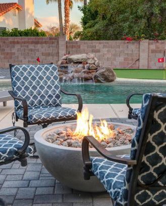 North Mountain House | Hidden gem in the Hidden Hills Mini Golf- Pool-Hot Tub-RV parking-EV charger