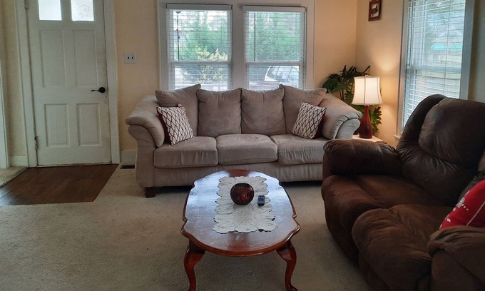 Southwest Raleigh Cottage | Hidden gem -west Raleigh-king bed-screened porch - fenced backyard