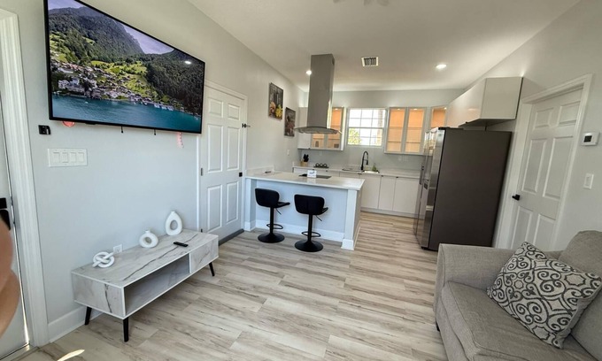 Palm River-Clair Mel Apartment | Hidden Getaway - Apartment A