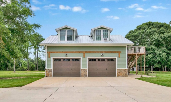 Fairhope Apartment | HIDDEN JAM! Private Studio on a Ranch. Access to Pool, Outdoor Kitchen, Fire Pit