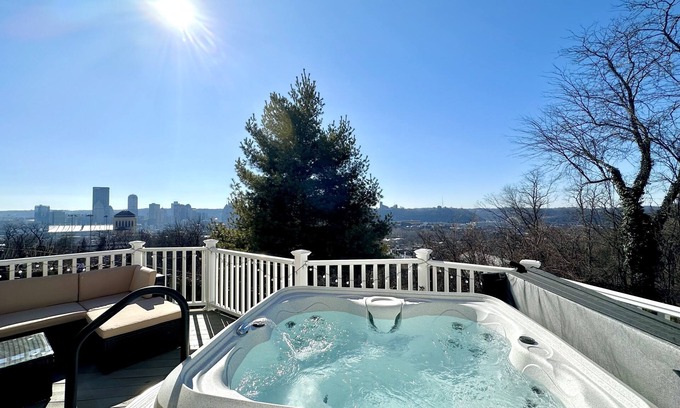 Pittsburgh House | Hidden Pearl - City Skyline View - Free Hot Spa