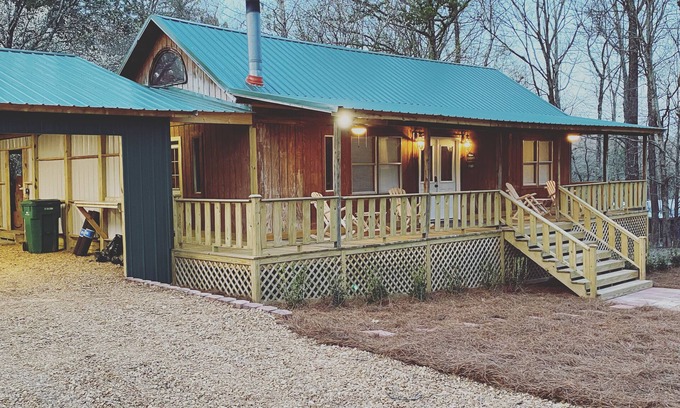 Oakland Cabin | Hidden Treasure at Enid Lake-Crappie Fishing, Duck Hunting, ATVRiding, Ole Miss