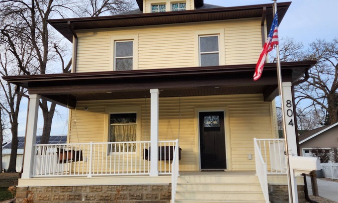 Clear Lake House | Hide Away Shanty -HAS. Charming and beautifully renovated 3-bedroom house. n