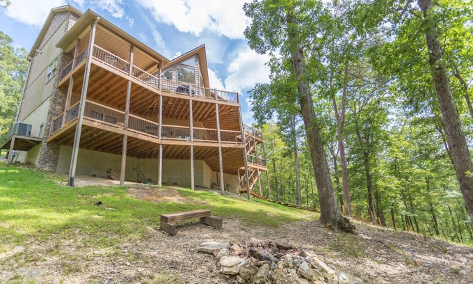 Jacksboro House | Hideaway Cove Huge Lakefront Home, Private Dock