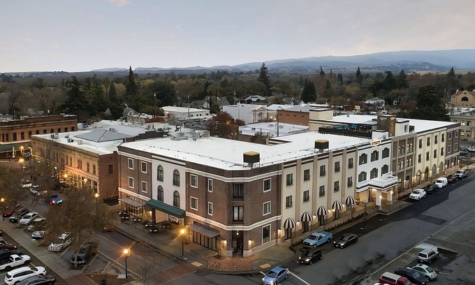 Winters Hotel | Hideaway in Modern, Luxurious Suite with Terrace and Outdoor Fireplace