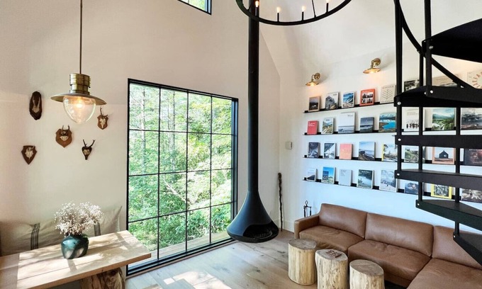 Highlands Hills Apartment | HideInnSeek Treehouse - 1.5miles to Main Street