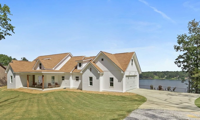 Northport House | High Cliff Hideaway Tranquil Waterfront Lake Tuscaloosa Home - 20 minutes to UA