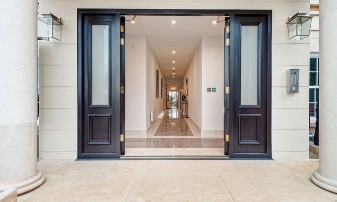 Chigwell Apartment | High End 1 BR Apt, 2 Beds Desirable Chigwell