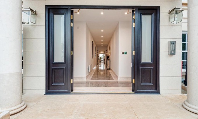 Chigwell Apartment | High End 1 BR Apt, 2 Beds Desirable Chigwell CHCL F3