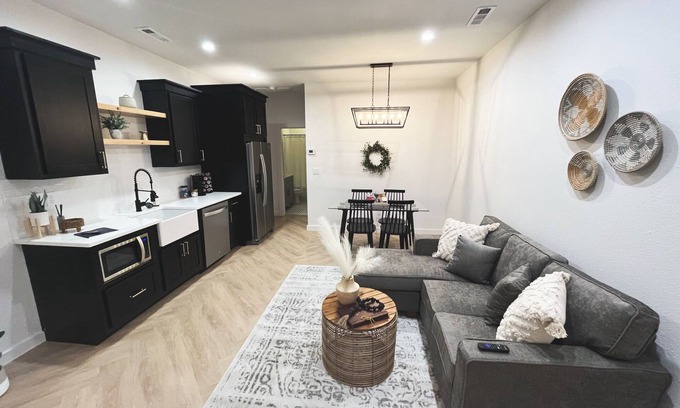 Mountain Home House | High-end luxurious studio within walking distance to downtown!