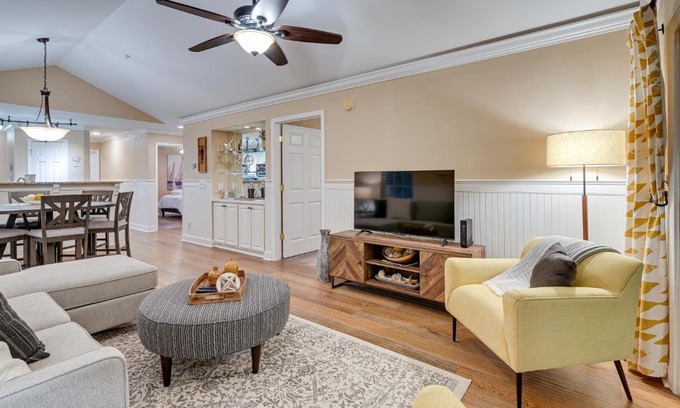 Pawleys Island Apartment | High-End Pawleys Island Condo with Porch and Pools!