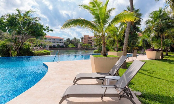 Puerto Aventuras Apartment | High-End Waterfront Condo at Secrets Waters, Hot tube.