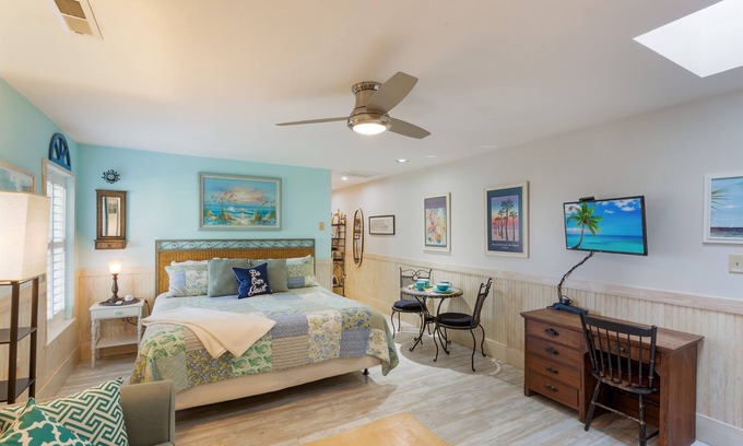 Isle of Palms Condo | High Life on IOP Studio + Sleeper,1 blk to beach,