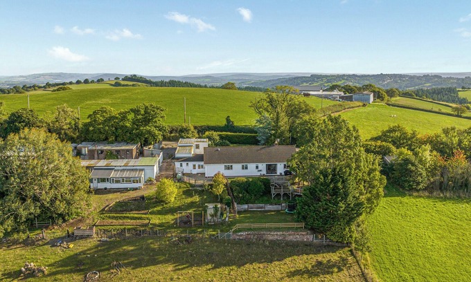 Exeter Cottage | High Meadow is a great base to explore Devon or visit Exeter.
