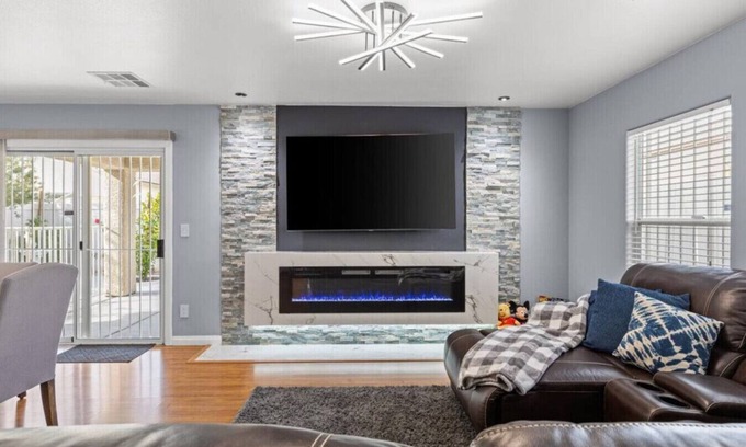 Sunrise Manor House | High Roller Retreat | Close To Strip | Fireplace | Outdoor Patio