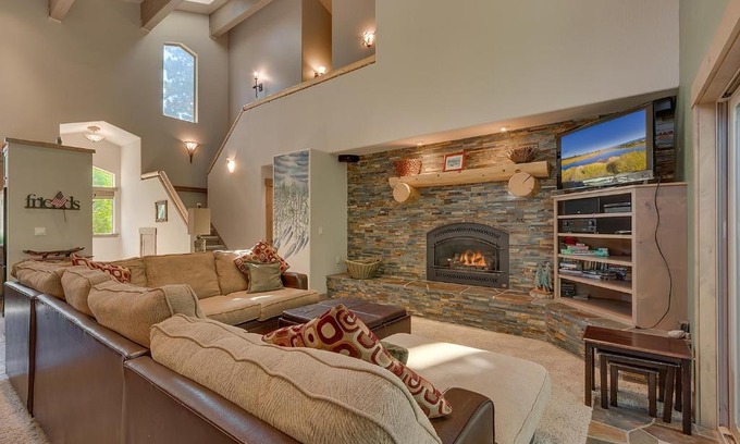 Lake Forest House | High Sierra at Dollar Point - Private Hot Tub, Close to Ski Resorts, Pet Friendly!