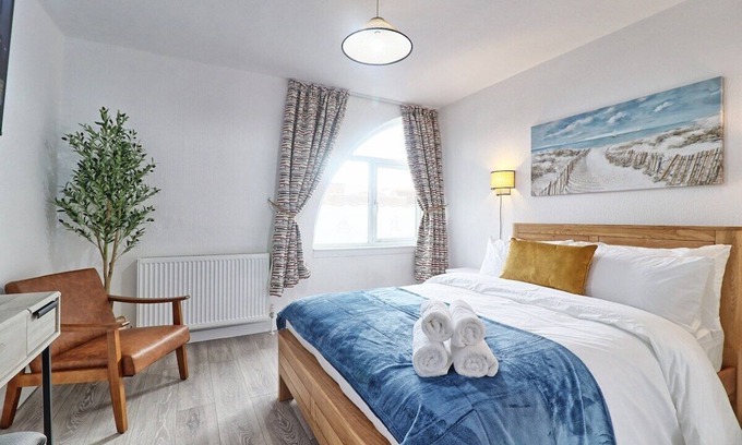 Walton on the Naze Apartment | High view house, 3 bed flat.