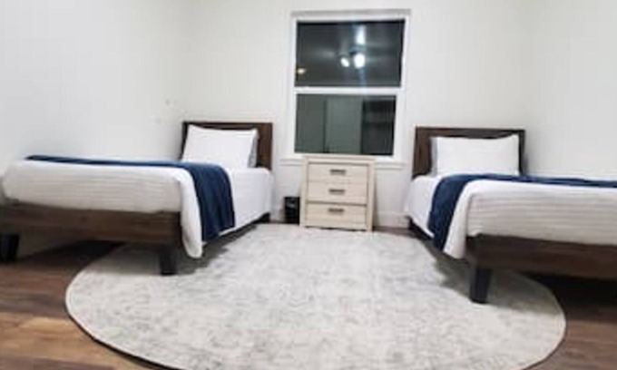 Dillon House | Highland House in College town