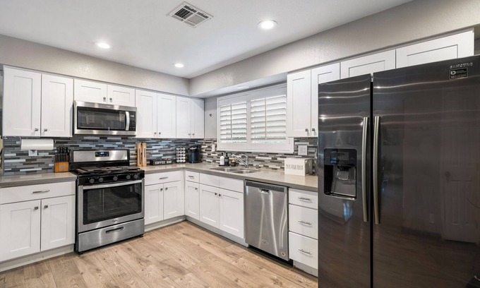 Las Vegas House | Highly Upgraded 4bd2bath Home With Private Pool