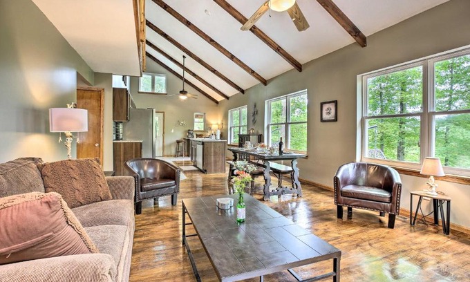 Zoe House | Hike and Zip-Line Red River Gorge Cabin with Hot Tub!