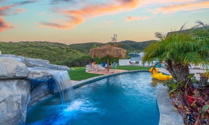 San Carlos House | Hiker’s Paradise! Heated Pool, fire pits, and views