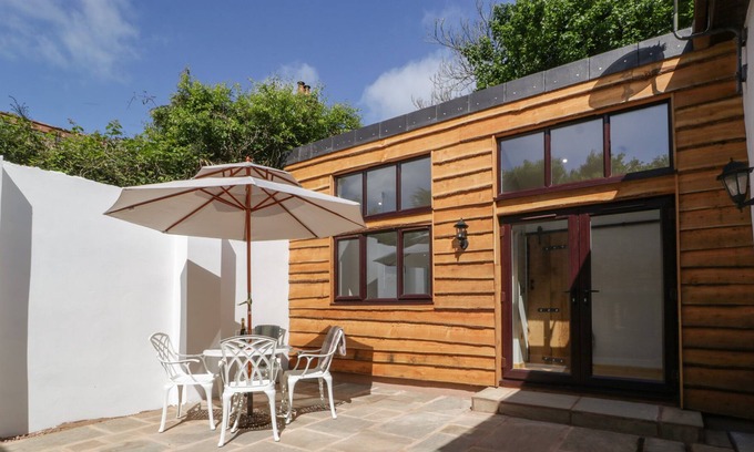 Burlescombe Cottage | HILLFARROW HIDEAWAY, pet friendly, with a garden in Uffculme