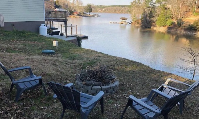 Ridgeway Apartment | Hillside Haven on Lake Wateree- Entire House