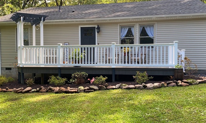 Elkton Cottage | Hillside Hideaway.Quiet, clean, Hot tub. hidden gem, Skyline Park & Massanutten.