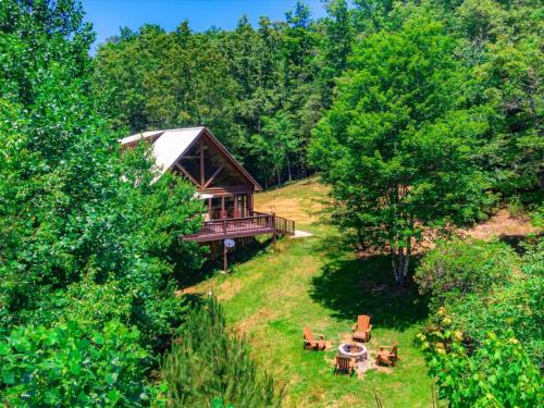 Mineral Bluff House | Hillside Hideaway - Secluded Mountain Cabin Rental - Peaceful Forest Views, Hot Tub, Outdoor Fire Pit, Pet Friendly, Billiards T