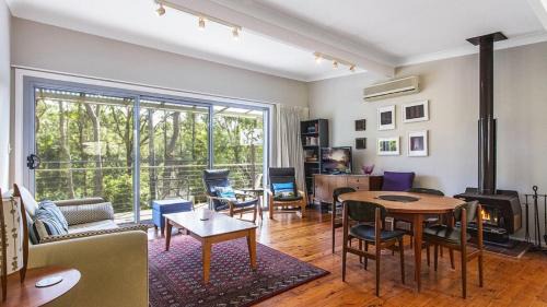 Pearl Beach House | Hillside Hideaway - Wifi & Pet Friendly