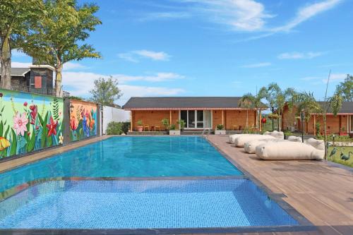 Palampur Apartment | Hillside Room Retreat with Garden and Restaurant