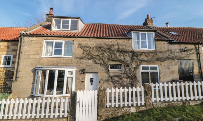 Ainthorpe House | HILLSOVER COTTAGE, pet friendly, with open fire in Ainthorpe