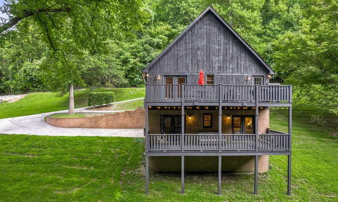 Lancaster Ski Chalet | Hilltop Hideaway at Center Hill Lake