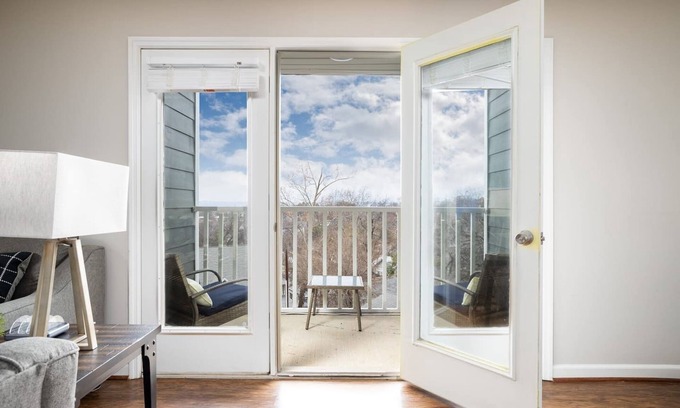 Five Points South Condo | Hilltop Hideaway B - Parking/2 Baths/4 Queen Beds