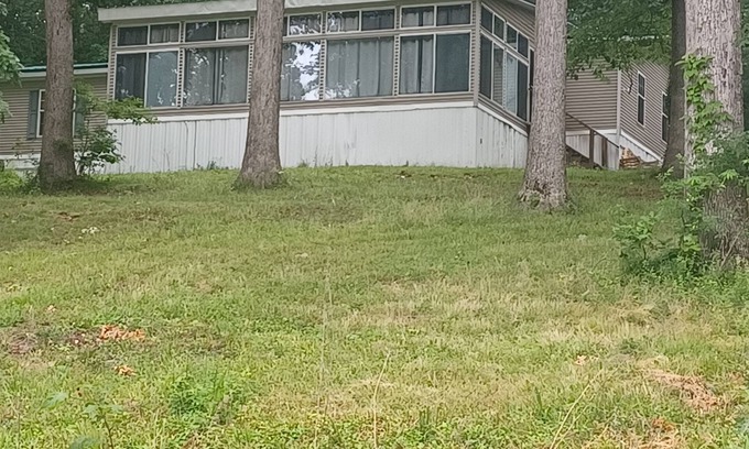 Eddyville House | Hilltop Hideaway for family fun