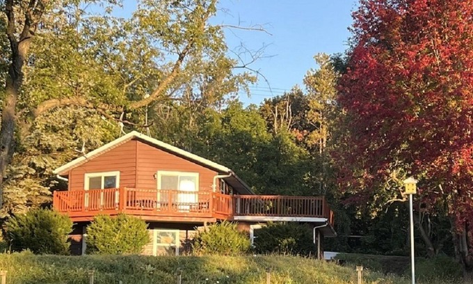 Whitewater House | Hilltop house overlooking Whitewater Lake with beach & boat access mins away.