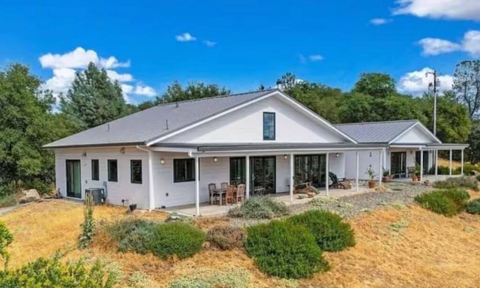 Volcano House | Hilltop Retreat – Wine Country with Ski Resort Access