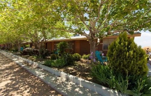 Apple Valley Hotel | Hilltop Tavern and Inn