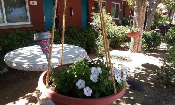 Apple Valley Hotel | Hilltop Tavern & Inn