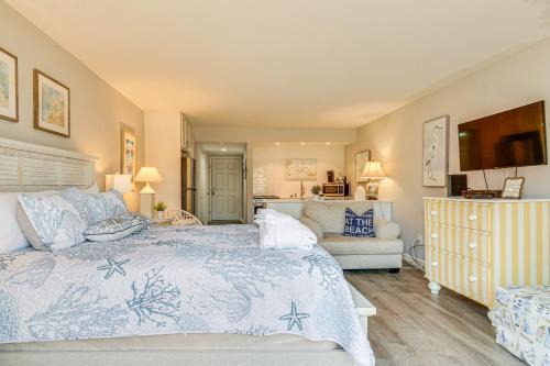 South Beach Apartment | Hilton Head Island Studio with Patio Walk to Beach!