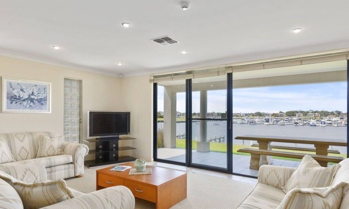 Nangkita House | Hindmarsh Island, Coorong Quays waterfront townhouse with views