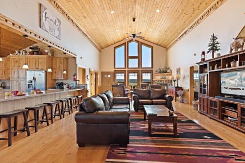 Island Park House | Hint of Heaven by KABINO HotTub Air Hockey Firepit Fishing Trails Yellowstone Free WiFi