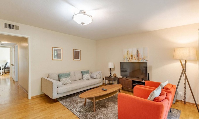 Sharon Heights Apartment | Hip Menlo Park 3BR w/Pool + Patio, nr Great Schools, by Blueground