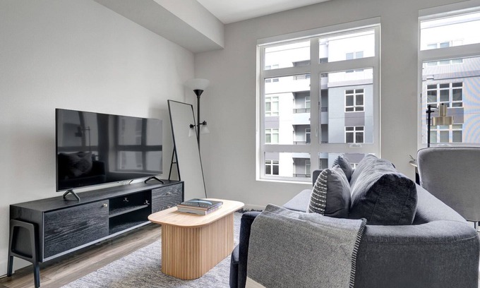 Oakland Ave - Harrison St Apartment | Hip Oakland Studio w/Gym, Pool & AC, 2 min walk to Target, by Blueground