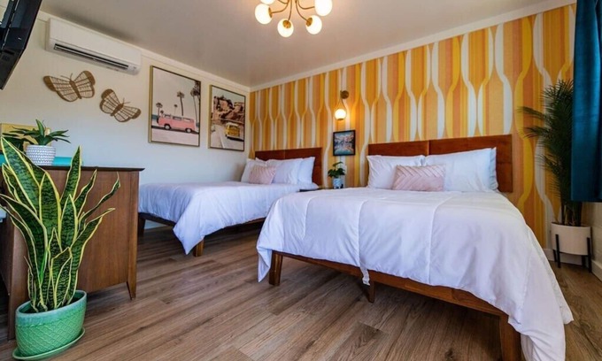 Trenton Hotel | Hippie Room #9 - 1960 Retro Motel