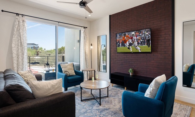 Security Acres House | HiRise-Modern Condo-Hot Tub-Heart of Old Town