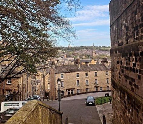 Lancaster House | Historic 3 double bed whole house by castle