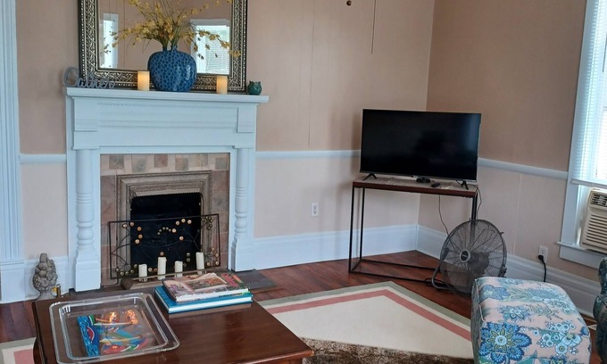 Eddyville House | Historic Cozy Cottage 5 to 10 Mins. from, Fishing, Golfing, Waterpark, Hunting