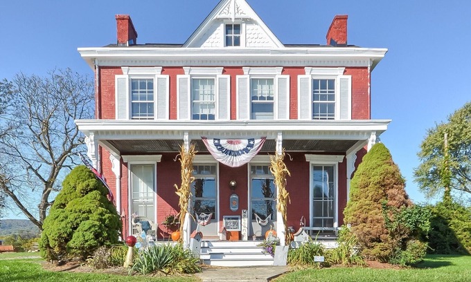 Myersville House | Historic cozy farmhouse in the ❤️ of Myersville , MD close to Rt 70! Welcome Home