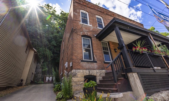 Dubuque House | Historic Downtown townhouse